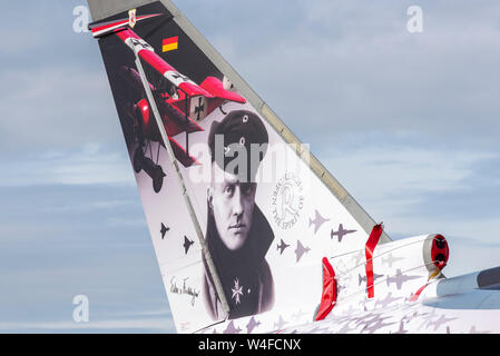 Deutsche Luftwaffe Eurofighter EF2000 Jet Kampfflugzeug auf der Royal International Air Tattoo Airshow, RAF Fairford, UK. Red Baron Spezialschwanz Stockfoto