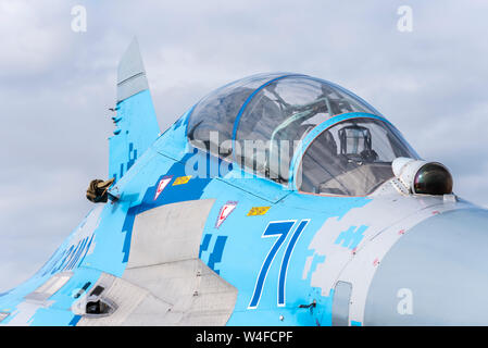 Ukrainisches Sukhoi Su-27 Flanker Kampfflugzeug auf der Royal International Air Tattoo Airshow, RAF Fairford, UK. Statische Anzeige auf der Show Stockfoto