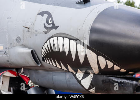 Türkische Luftwaffe McDonnell Douglas F-4 Phantom auf der Royal International Air Tattoo Airshow, RAF Fairford, Großbritannien. Hai-Mund-Kunstwerk Stockfoto