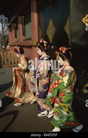 Japan, Honshu, Tokyo, Asakusa, Sensoji-tempel, Mädchen gekleidet als Geisha Kimono tragen Stockfoto