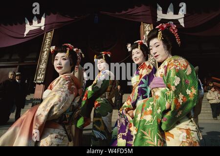Japan, Honshu, Tokyo, Asakusa, Sensoji-tempel, Mädchen gekleidet als Geisha Kimono tragen Stockfoto