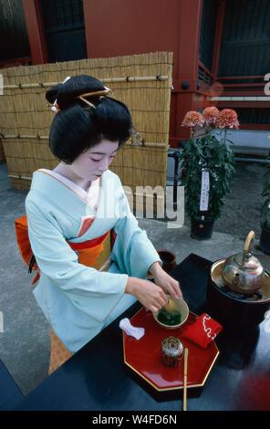 Japan, Honshu, Tokyo, Asakusa, Sensoji-tempel, Frau gekleidet im Kimono, die Traditionelle Japanische Tee Zeremonie Stockfoto