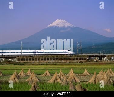 Japan, Honshu, Präfektur Shizuoka, Shinkansen, vorbei an schneebedeckten Berg Fuji und Reis Reisfelder Stockfoto