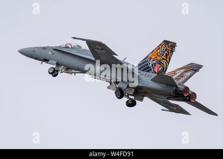Die Schweizer Luftwaffe McDonnell Douglas F-18 Hornet Jet Jagdflugzeug fliegt auf der Royal International Air Tattoo Airshow, RAF Fairford, UK. Stockfoto
