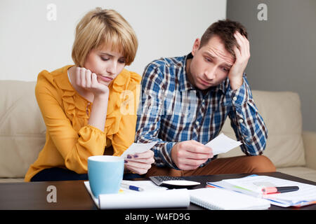 Traurig, deprimiert junges paar Rechnungen bezahlen. Stockfoto