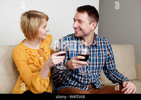 Junges Paar Wein trinken zu Hause. Stockfoto