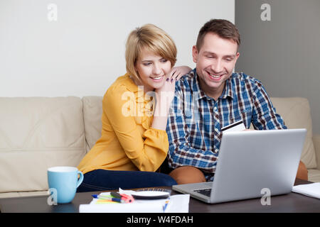 Junges Paar bezahlen mit Kreditkarte für Online shopping Stockfoto