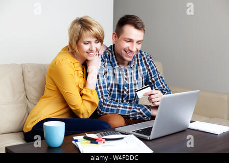 Junges Paar bezahlen mit Kreditkarte für Online shopping Stockfoto