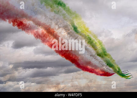 Größte italienische Flagge in den Himmel durch die Frecce Tricolori farbigen Rauch beim Royal International Air Tattoo Airshow, RAF Fairford, Cotswolds, UK gemalt. Stockfoto