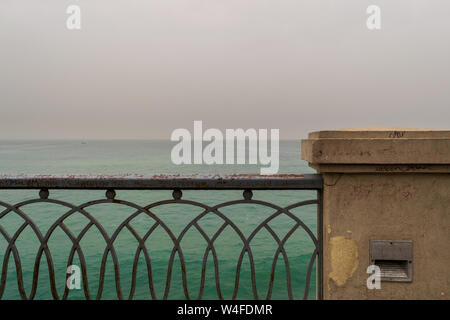 Rostiges Metall und Schutzzaun von Stanley Brücke in Alexandria, Ägypten mit Mittelmeer im Hintergrund Stockfoto