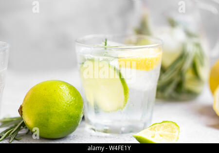 Kalk Mojito Cocktails, frisch im Sommer trinken mit Eis und Rosmarin, Limonen- und Zitronensaft Getränke Stockfoto