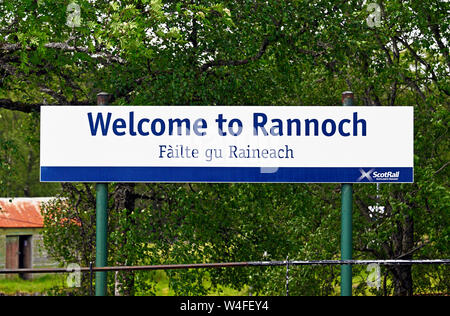 'Willkommen bei Rannoch Failte gu Raineach", Zeichen an Rannoch Bahnhof, Perth und Kinross, Schottland, Großbritannien, Europa. Stockfoto