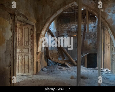 Innenraum der alten, verlassenen Herrenhaus aus Stein. Stockfoto