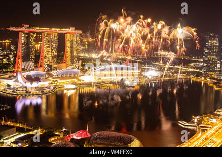 Mind-blowing Feuerwerk in der Marina Bay Sands in Singapur Stockfoto