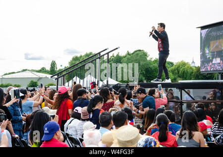 Eine Menge Uhren als Künstler führt live auf der Bühne eine philippinische Kulturveranstaltung in London. Stockfoto