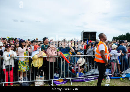 Das Publikum 2019 Barrio Fiesta in London hinter Metall Barrieren. Stockfoto