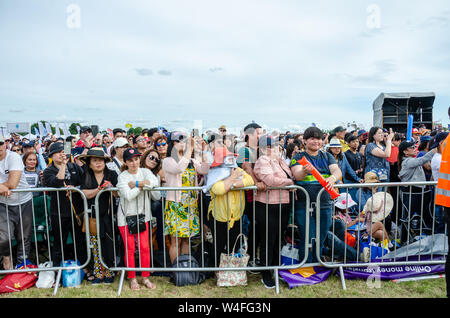 Das Publikum 2019 Barrio Fiesta in London hinter Metall Barrieren. Stockfoto