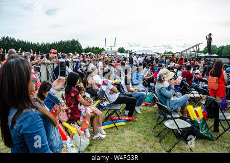 Eine Menge Uhren als Künstler führt live auf der Bühne eine philippinische Kulturveranstaltung in London. Stockfoto