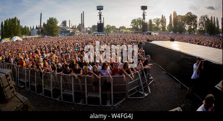 Tausende von Fans besuchen das Konzert des französischen Sängers Zaz beim internationalen Musikfestival Colours of Ostrava 2019 am 20. Juli 2019 in Ostrava, Tschechien Stockfoto