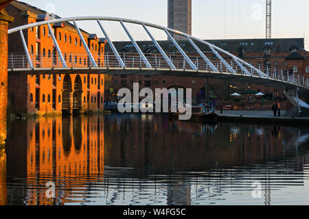 Der Kaufleute Brücke und der Kaufleute Lager bei Sonnenuntergang, Castlefield, Manchester, UK. Stockfoto