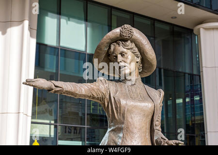 Statue von Emmeline Pankhurst, von Hazel Reeves, in der St. Peter's Square, Manchester, England, Großbritannien Stockfoto