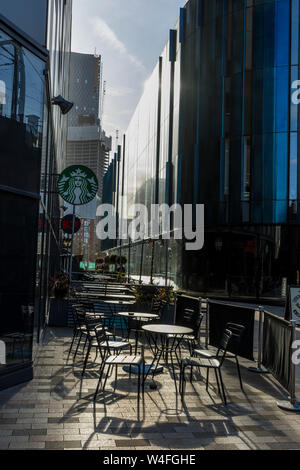 Zwei der Deansgate Square Apartment Blocks, der neben der Home Arts Center, Tony Wilson Square, erste Straße, Manchester, England, Großbritannien Stockfoto