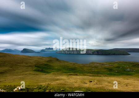 Spektakuläre lange Belichtung auf Feroe Islands Stockfoto