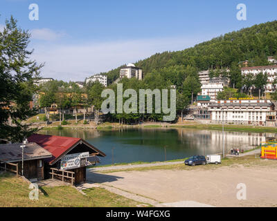 CERRETO LAGHI, Italien - 18 JULI 2019: in der Nähe von Cerreto, das Gebiet ist als Skigebiet bekannt. Hier die Skischule und die See, aber im Sommer Sonnenschein. Stockfoto