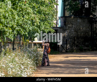 Eine Dame nimmt ein Foto in Oxford, wie das Vereinigte Königreich wird erwartet, in Richtung seiner heißesten jemals Juli Tag, mit dem Mercury Wegen steigen über 30 C (86 F). Stockfoto