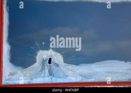 Alte kaputte Fenster in Rahmen. Stockfoto