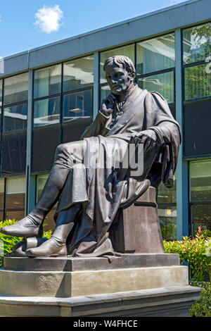 Statue von John Dalton, von William Theed 1855, am Eingang des John Dalton Gebäude, Manchester Metropolitan University, Manchester, England, Großbritannien Stockfoto