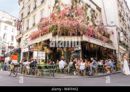 Paris Cafe Bar - am späten Nachmittag im Maison Sauvage auf der Rue de Buci in Saint Germain des Pres Viertel von Paris, Frankreich, Europa. Stockfoto