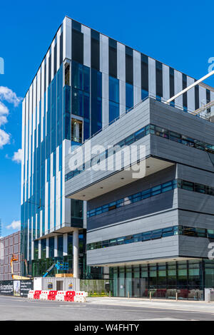 Die Alan Turing Gebäude (Architekten Sheppard Robson, 2007), mit der Henry Royce Institut Gebäude hinter. Universität von Manchester, England, Großbritannien Stockfoto