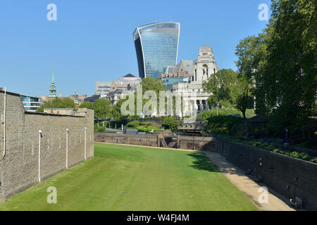 20 Fenchurch Street hoch über dem Tower von London Graben in Richtung Tower Hill und der Stadt London, Vereinigtes Königreich Stockfoto