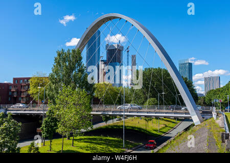 Die Hulme Bogenbrücke, Hulme, Stretford Straße, Manchester, England, UK.  Von Chris Wilkinson Architekten entworfen Stockfoto