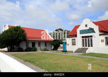 Der Wal House Museum, Marktplatz, Marine Drive, Hermanus, auf der Cape Whale Coast Route in die Region Overberg im Western Cape, Südafrika. Stockfoto