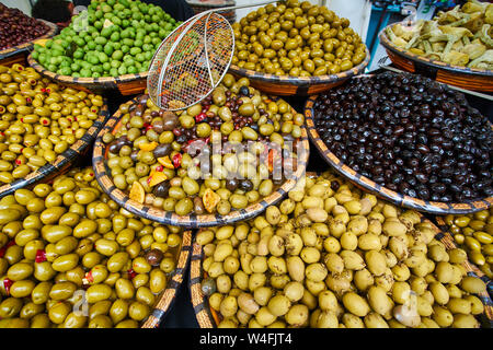 Oliven für Verkauf an den Lebensmittelmarkt Stockfoto