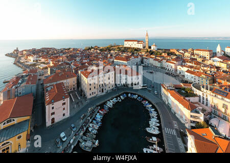 Antenne Panorama der wunderschönen slowenischen Stadt Piran Stockfoto