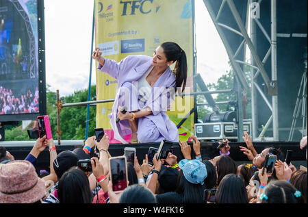 Pia Wurtzbach, eine philippinische Berühmtheit und ehemalige Miss Universe stellt für eine selfie mit Fans, während sie auf der Bühne eine kulturelle Veranstaltung in London. Stockfoto