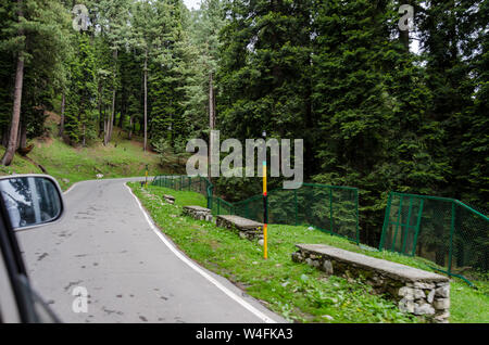 Gulmarg Straße durch Gulmarg Wildlife Sanctuary, Gulmarg, Jammu und Kaschmir, Indien Stockfoto