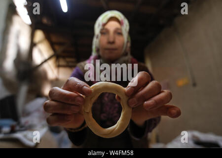 Ankara. 23. Juli, 2019. Eine Frau zeigt die Imit", eine Art Türkischen traditionellen runden Brot, Provinz in Malatya, Türkei, am 15. Juli 2019. Die simit ist einer der beliebtesten Frühstück in der Türkei. Bewohner von Malatya haben eine lange Geschichte der traditionellen tandoors simits zu machen. Quelle: Xinhua/Alamy leben Nachrichten Stockfoto