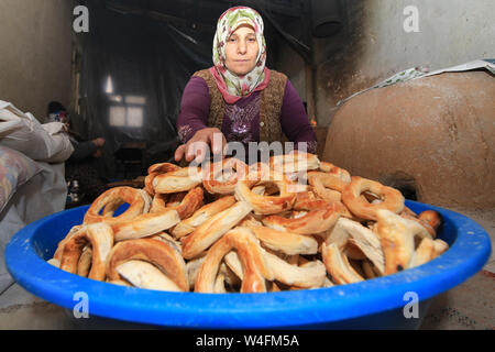 Ankara. 23. Juli, 2019. Eine Frau macht imit", eine Art Türkischen traditionellen runden Brot, Provinz in Malatya, Türkei, am 15. Juli 2019. Die simit ist einer der beliebtesten Frühstück in der Türkei. Bewohner von Malatya haben eine lange Geschichte der traditionellen tandoors simits zu machen. Quelle: Xinhua/Alamy leben Nachrichten Stockfoto