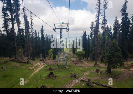 Blick von der ersten Phase der Gulmarg Gondel bis zu Kongdoori in Gulmarg, Jammu und Kaschmir, Indien Stockfoto