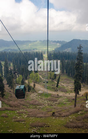 Blick von der ersten Phase der Gulmarg Gondel bis zu Kongdoori in Gulmarg, Jammu und Kaschmir, Indien Stockfoto