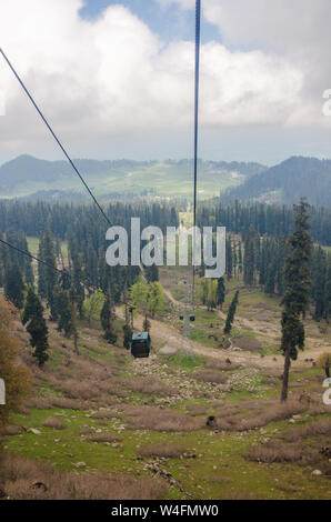 Blick von der ersten Phase der Gulmarg Gondel bis zu Kongdoori in Gulmarg, Jammu und Kaschmir, Indien Stockfoto