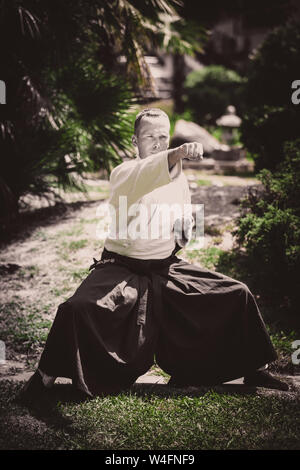 Junge ernster Mann aikido Master in traditioneller Tracht Stockfoto