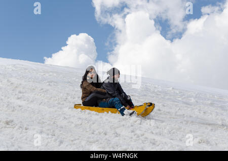 Touristische genießen Hundeschlittenfahrt in Gulmarg Gondel Phase 2/Apharwat Peak, Gulmarg, Jammu und Kaschmir, Indien Stockfoto