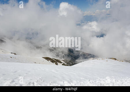 Wunderschöne Aussicht auf das Tal durch Clearing Wolken von Gulmarg Gondel Phase 2/Apharwat Peak, Gulmarg, Jammu und Kaschmir, Indien Stockfoto