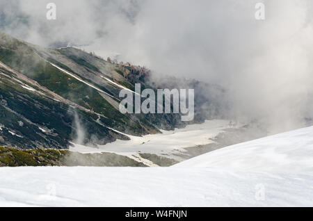 Wunderschöne Aussicht auf das Tal durch Clearing Wolken von Gulmarg Gondel Phase 2/Apharwat Peak, Gulmarg, Jammu und Kaschmir, Indien Stockfoto