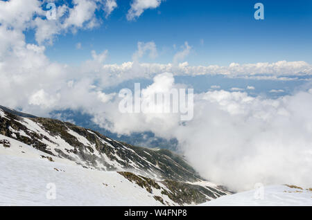 Wunderschöne Aussicht auf das Tal durch Clearing Wolken von Gulmarg Gondel Phase 2/Apharwat Peak, Gulmarg, Jammu und Kaschmir, Indien Stockfoto